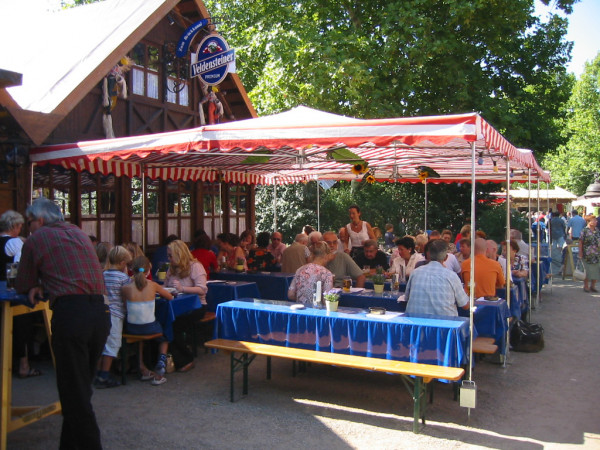 lambert-gmbh-goeppingen-marktsysteme-marktbedarf-marktschirme-zelte-baukastensystem-gastronomie-strassenfest