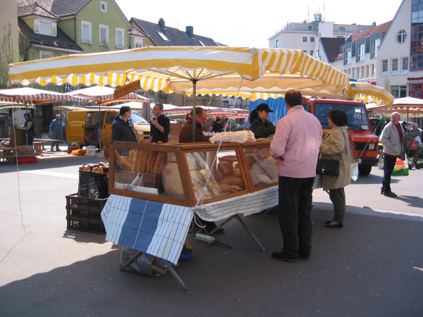 lambert-gmbh-goeppingen-marktsysteme-marktbedarf-marktschirme-rs-business-wochenmarkt-brotverkauf