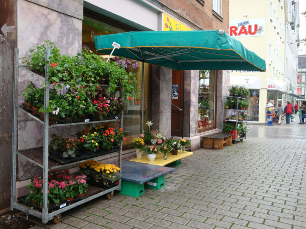 lambert-gmbh-goeppingen-marktsysteme-marktbedarf-marktschirme-rs-halbschirm-blumenverkauf